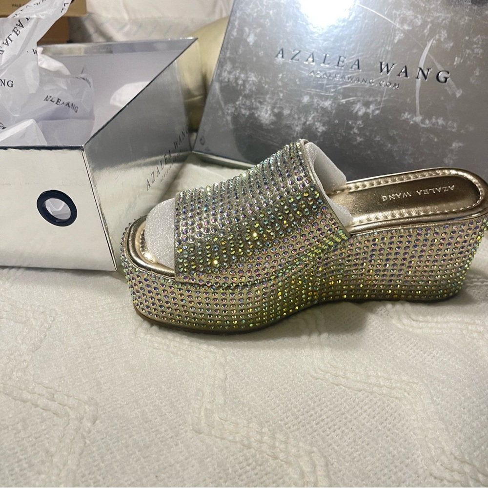 Women's Gold Platform Sandals
No longer available